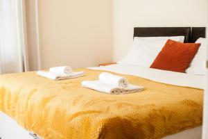 Avril Warwickshire Home Stay في نيونياتون: غرفة نوم عليها سرير وفوط