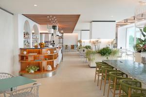 una sala da pranzo con tavoli e sedie verdi di Hotel Delfino Taranto a Taranto