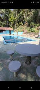 bañera frente a la piscina en Chalé Mirante do Félix (Amarelo) en Ubatuba