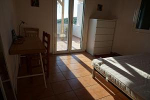 una camera da letto con un letto, un tavolo e una scrivania di Haus mit Pool im Olivenhain a Koroni Altre 45 foto