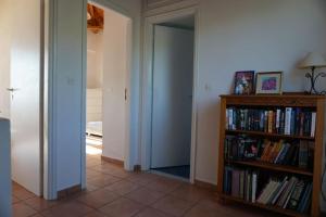 un corridoio con una libreria piena di libri di Haus mit Pool im Olivenhain a Koroni