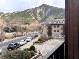 vistas a una calle con coches estacionados junto a una montaña en Apartament de La Coma en Llavorsí