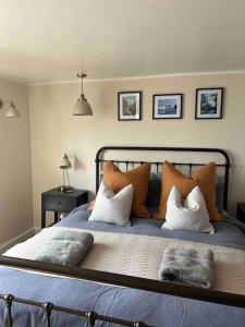 ein Schlafzimmer mit einem großen Bett mit orangefarbenen Kissen in der Unterkunft The Turret- the best view in Folkestone in Folkestone