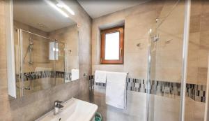 a bathroom with a sink and a shower and a mirror at WCZASOWISKO TOLKOWO in Jarosławiec +11 photos