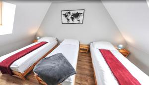 a room with two beds in a room at WCZASOWISKO TOLKOWO in Jarosławiec