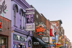 une rue de la ville avec beaucoup de panneaux sur les bâtiments dans l'établissement Sonder The Chorus, à Nashville