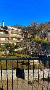 een balkon met uitzicht op een gebouw bij Appartement Nadia in Bressanone