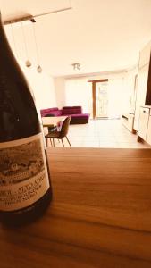 eine Flasche Wein auf einem Tisch im Wohnzimmer in der Unterkunft Appartement Nadia in Brixen