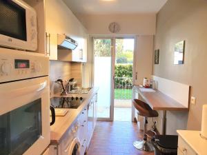 Kitchen o kitchenette sa Parc Imperial by Welcome to Cannes