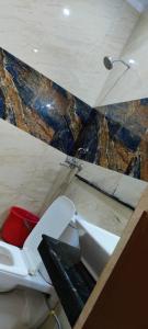 Moms Hostel في آغْرا: حمام مع مرحاض أبيض في الغرفة