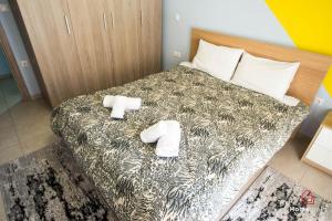 una camera da letto con un letto e due asciugamani di Antony's City-Center Project a Alexandroupoli