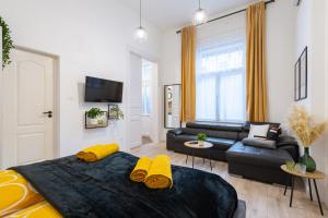 een woonkamer met een bed en een bank bij Budapest Holidays OPERArt in Boedapest