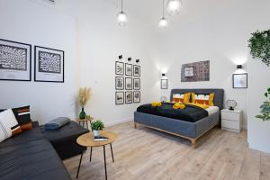 una sala de estar con una cama y un sofá en Budapest Holidays OPERArt, en Budapest