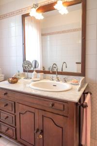 La salle de bains est pourvue d'un lavabo et d'un grand miroir. dans l'établissement SE037 - Senigallia, affascinante villetta con giardino, à Senigallia