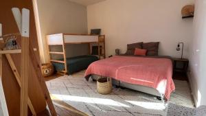 sypialnia z łóżkiem i łóżkiem piętrowym w obiekcie Maison de Famille - Lac de Grand-Lieu, Passay w mieście La Chevrolière