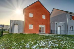 een groot rood gebouw met een grasveld bij Le Nid Familial de Merville Maison neuve proche Plage 6 pers in Merville-Franceville-Plage