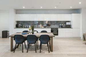 cocina con mesa de comedor y sillas en Stunning 3-Bed Apartment in London, en Londres