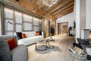 salon z kanapą i kominkiem w obiekcie Das Central – Alpine . Luxury . Life w Solden