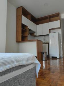 Camera con cucina completa di letto e frigorifero. di Apê na Rua das Palmeiras Imperiais a Rio de Janeiro