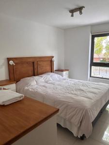 מיטה או מיטות בחדר ב-Hermoso departamento en Aristides Villanueva