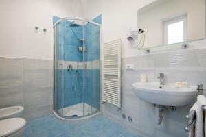 uma casa de banho com uma cabina de duche em vidro e um lavatório. em B&B La Vigna Rooms - Ischia Ponte em Ischia