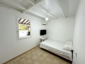 Maison à 3 min à pied de la plage客房内的一张或多张床位