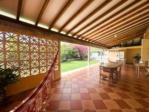 Maison à 3 min à pied de la plage的阳台或露台