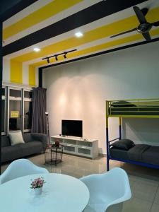 - un salon avec un canapé et une télévision dans l'établissement Austin Manhattan Design Avant Suite by Double A, à Johor Bahru