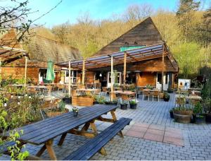 een gebouw met een picknicktafel en een patio bij Chalet 228 in Durbuy