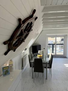 una sala da pranzo con tavolo e una barca appesa al soffitto di Luxury Detached House in Torquay Marina a Torquay