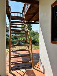 una escalera de madera que conduce a una casa en Beach House Cambodia, en Koh Rong Sanloem