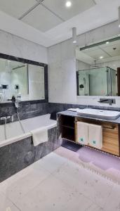 Un baño de Millennium Place Doha