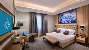 Una cama o camas en una habitación de Millennium Place Doha