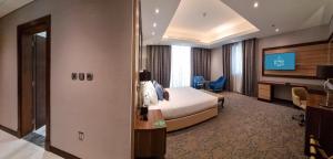 Una cama o camas en una habitación de Millennium Place Doha
