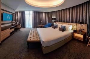 Una cama o camas en una habitación de Millennium Place Doha