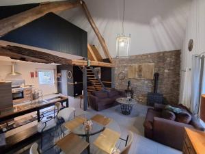 een woonkamer met een bank en een tafel bij Le charme des pierres in Ohey