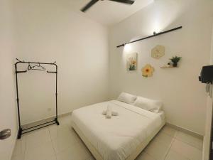 1 dormitorio pequeño con 1 cama con sábanas blancas en Bandar Putra 16pax Ktv Snooker BBQ /IOI Mall /JPO/Aeon/Senai Airport en Kulai