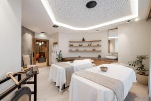 Łóżko lub łóżka w pokoju w obiekcie Das Central – Alpine . Luxury . Life