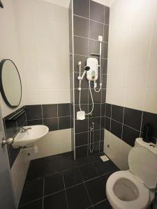 een badkamer met een douche, een toilet en een wastafel bij Bandar Putra 16pax Ktv Snooker BBQ /IOI Mall /JPO/Aeon/Senai Airport in Kulai