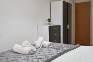 a bedroom with a bed with towels on it at Luxury Central Apartment - Smart TV - Fast WIFI - Near Utilitia Arena in Birmingham