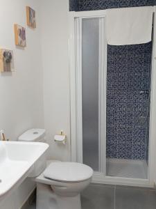 Kúpeľňa v ubytovaní Apartamentos La Piedra en pleno centro histórico con dos dormitorios y dos baños + 37 fotografií