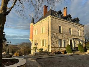 een oud huis met een torentje erop bij Château de Saint-Genix in Saint-Genix-sur-Guiers