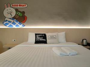 - une chambre avec un lit et 2 serviettes dans l'établissement Paramount Palace Hotel Dannok, à Sadao