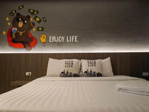 - une chambre dotée d'un lit avec un ours en peluche sur le mur dans l'établissement Paramount Palace Hotel Dannok, à Sadao