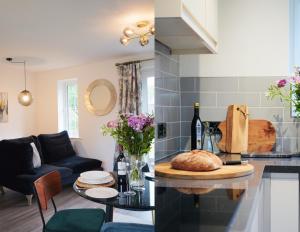 eine Küche und ein Wohnzimmer mit einem Tisch mit Brot darauf in der Unterkunft Comfortable and cosy house with off-road parking in Cantley