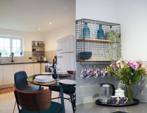 uma cozinha com uma mesa e um frigorífico em Comfortable and cosy house with off-road parking em Cantley