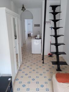 un couloir avec du carrelage et un escalier en colimaçon dans l'établissement Antilla Riad, à La Antilla