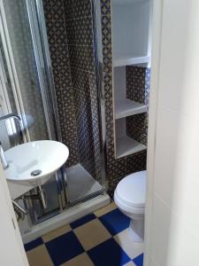 La salle de bains est pourvue de toilettes et d'un lavabo. dans l'établissement Antilla Riad, à La Antilla