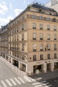 un grand bâtiment au coin d'une rue dans l'établissement Hotel Royal Saint Honore Paris Louvre, à Paris