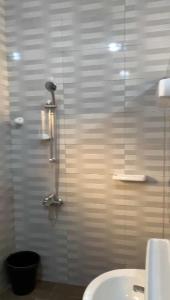 La salle de bains est pourvue d'une douche, de toilettes et d'un lavabo. dans l'établissement CISFOP, à Abomey-Calavi